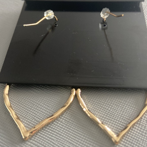 NEW Goldtone Earrings - Picture 3 of 4